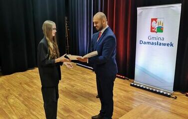 Stypendia dla najlepszych uczni&oacute;w ze szk&oacute;ł w Gmina Damasławek 24